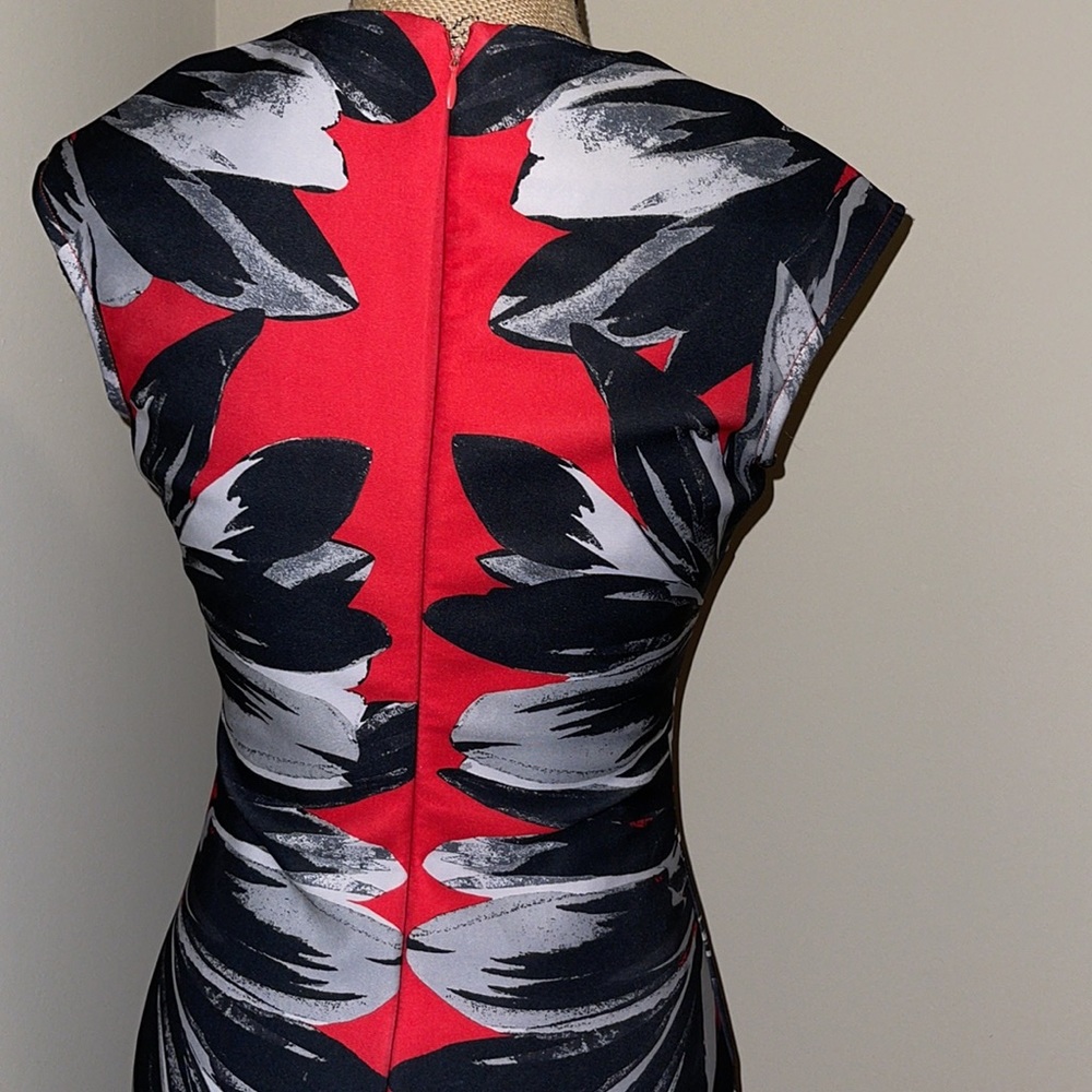 Lovely maxi dress with flower features accentuating curves